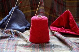 Hyggeligt samvær med strikkepinde på Ulfborg Bibliotek