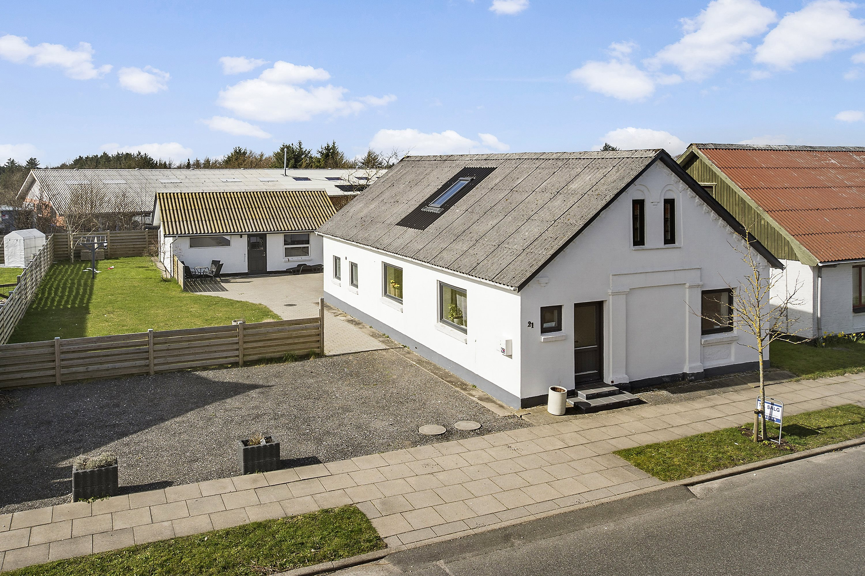 Renoveret villa med mulighedsrigt baghus i Ingstrup