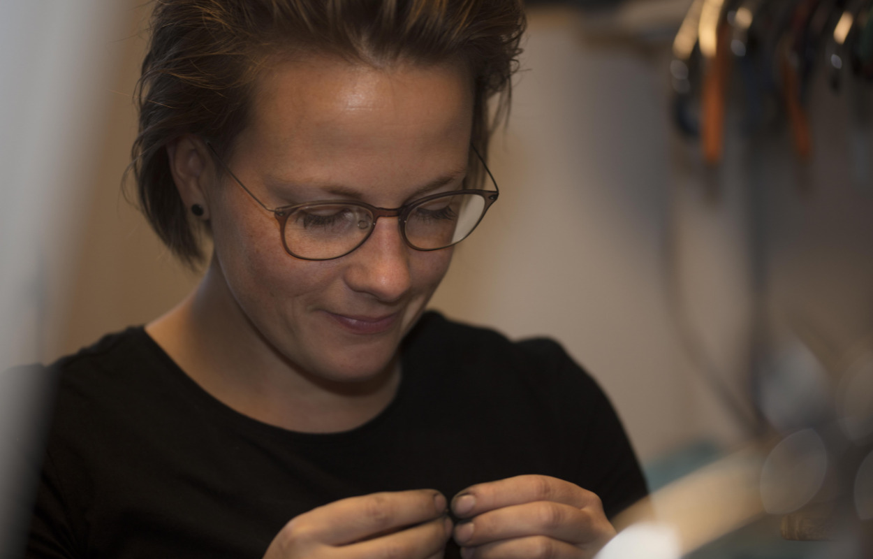 Guldsmed Ø holder lukket: Indehaver skal på diamantkursus i Belgien