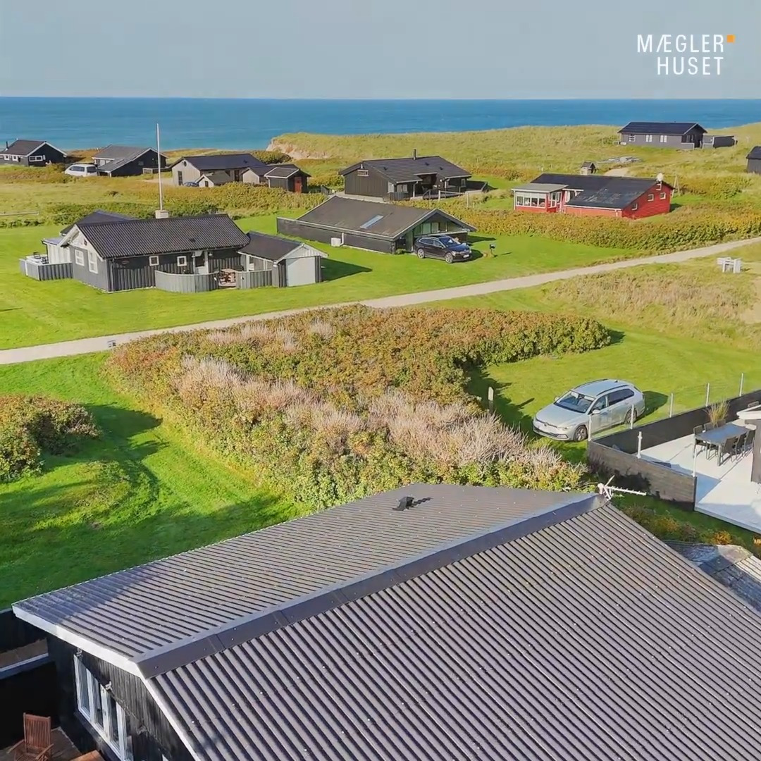 Mæglerhuset Vestkysten I/S fremhæver lyst sommerhus med havkig i Nr. Lyngby