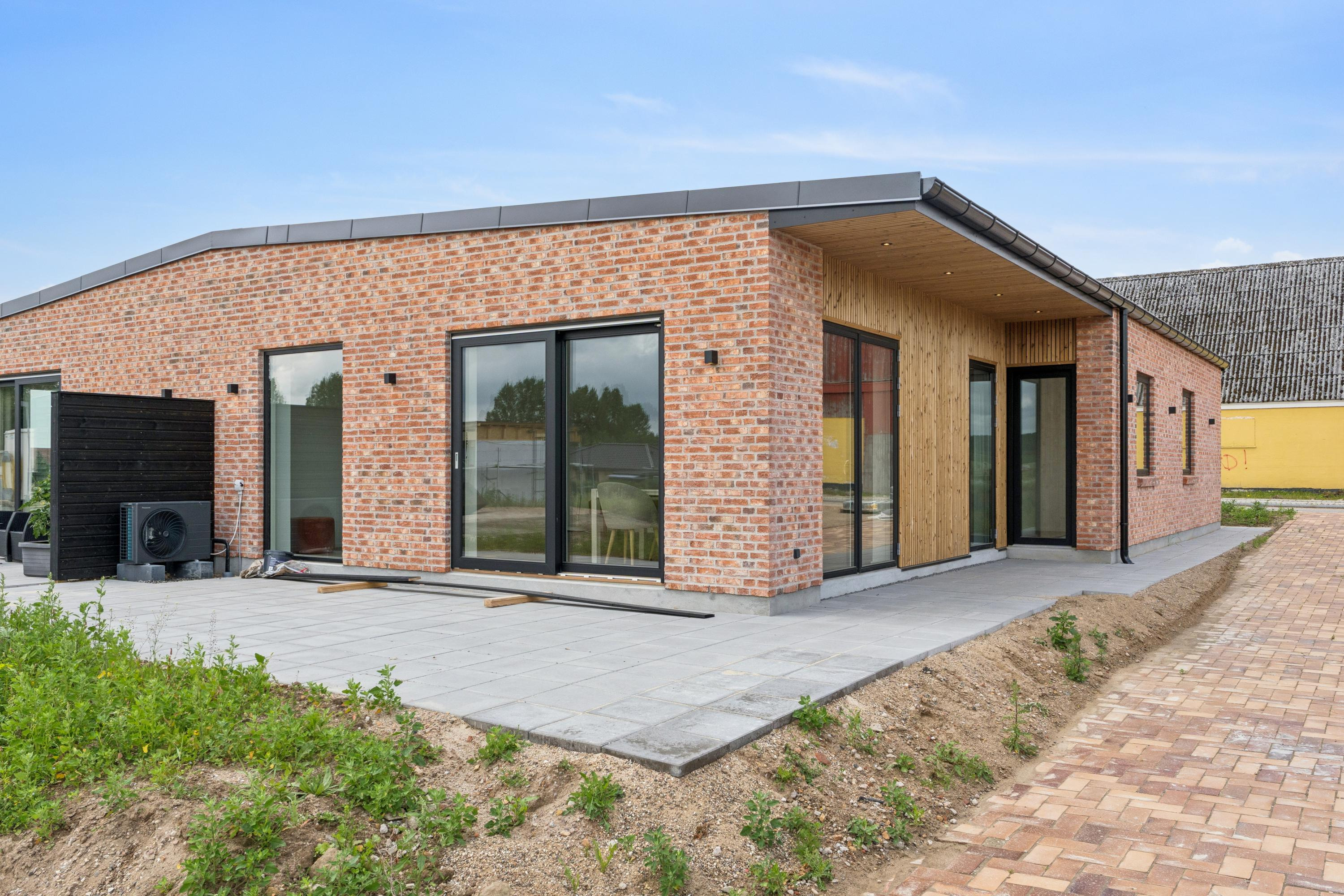 Til salg hos RealMæglerne Næstved by Bülow ApS: Nyopført dobbelthus med udsigt til natur