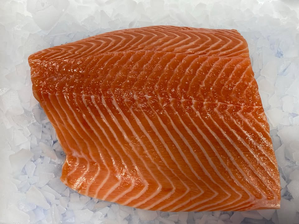 Hanstholm Auction Buyer præsenterer ugens fisk: færøsk laks til ny lav pris i netbutikken