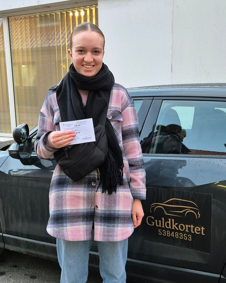Lærke har bestået køreprøven med hjælp fra Guldkortet ApS