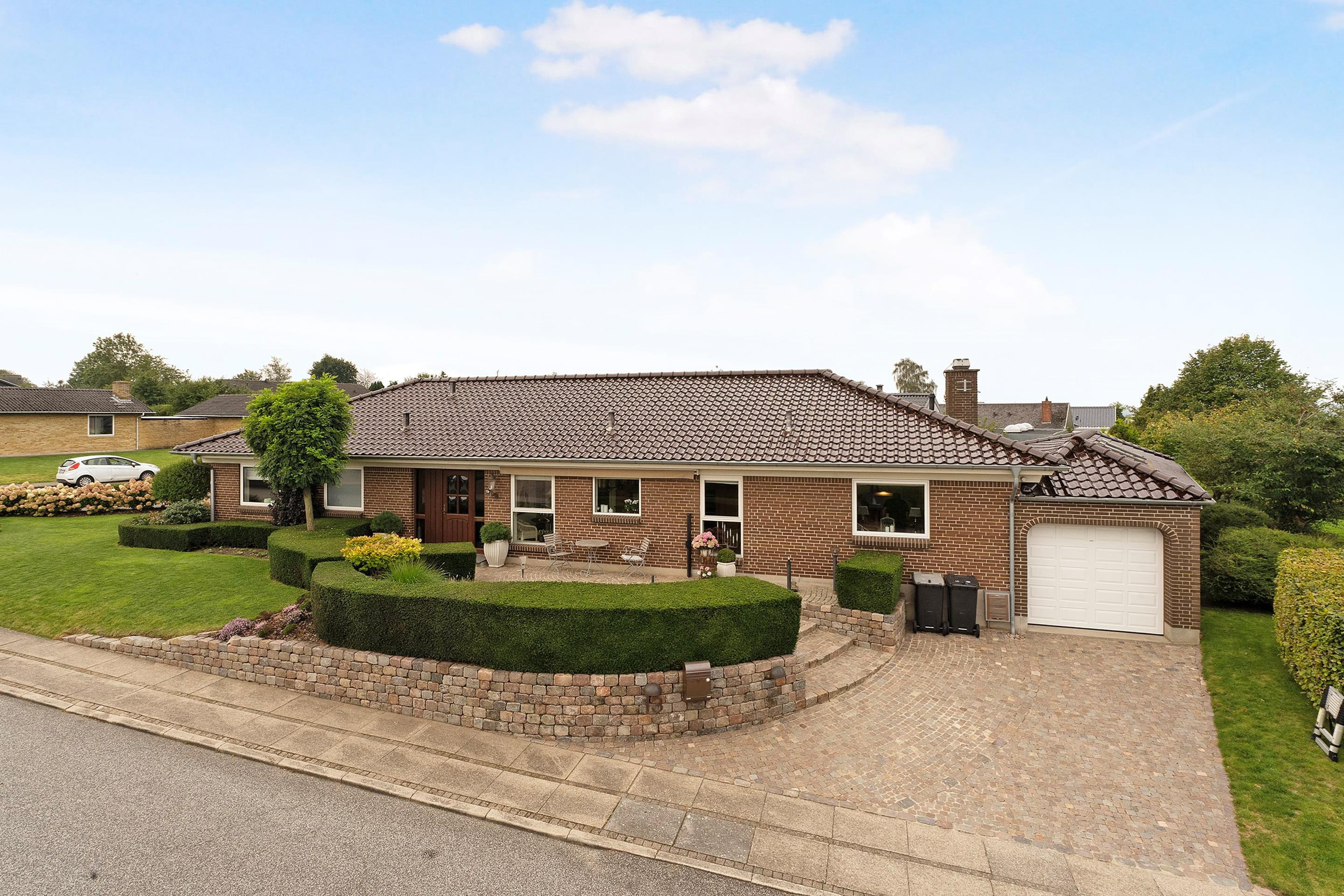 Eksklusiv villa med unik anlagt have tæt på Randers