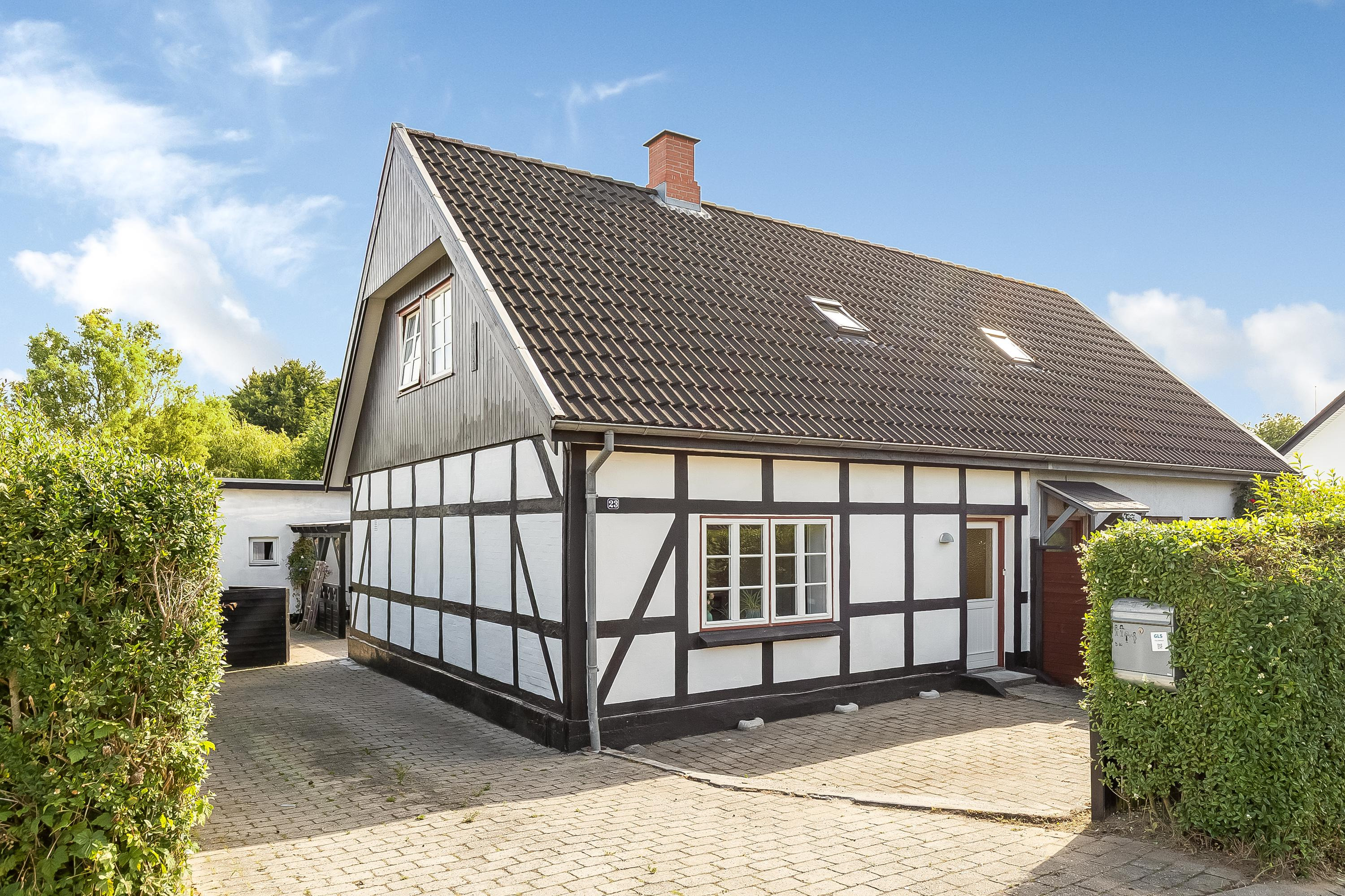 Charmerende dobbelthus med skøn have og central beliggenhed