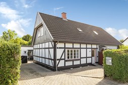Charmerende dobbelthus med skøn have og central beliggenhed