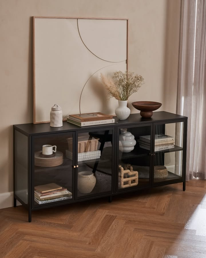 Møblér med Kumo Holstebro præsenterer Como: Skab en indbydende spisestue med stilrene vitrineskabe og skænke