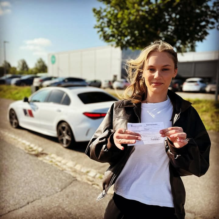 Lets Drive ønsker stort tillykke til Julie med kørekortet