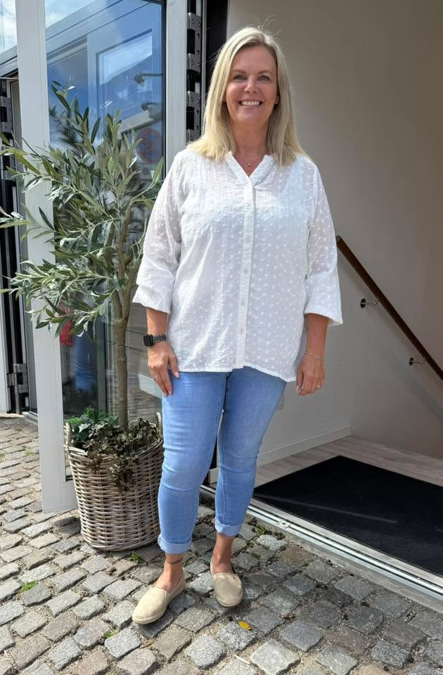 Only Curves introducerer stilfuld hvid bluse i broderi anglaise stof