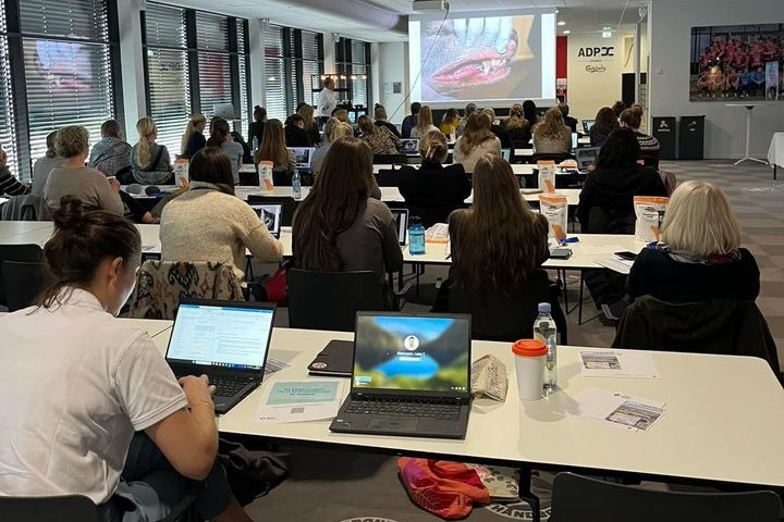 Dyrlæge fra Dyrehospitalet Heden ApS opdaterer viden om hudsygdomme hos hund og kat på kursus med Dansk Veterinær Dermatologisk Forening