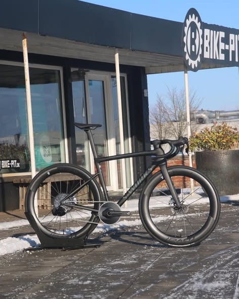 Bike-pits chefmekaniker præsenterer nybygget S-WORKS SL8 til tilfreds kunde