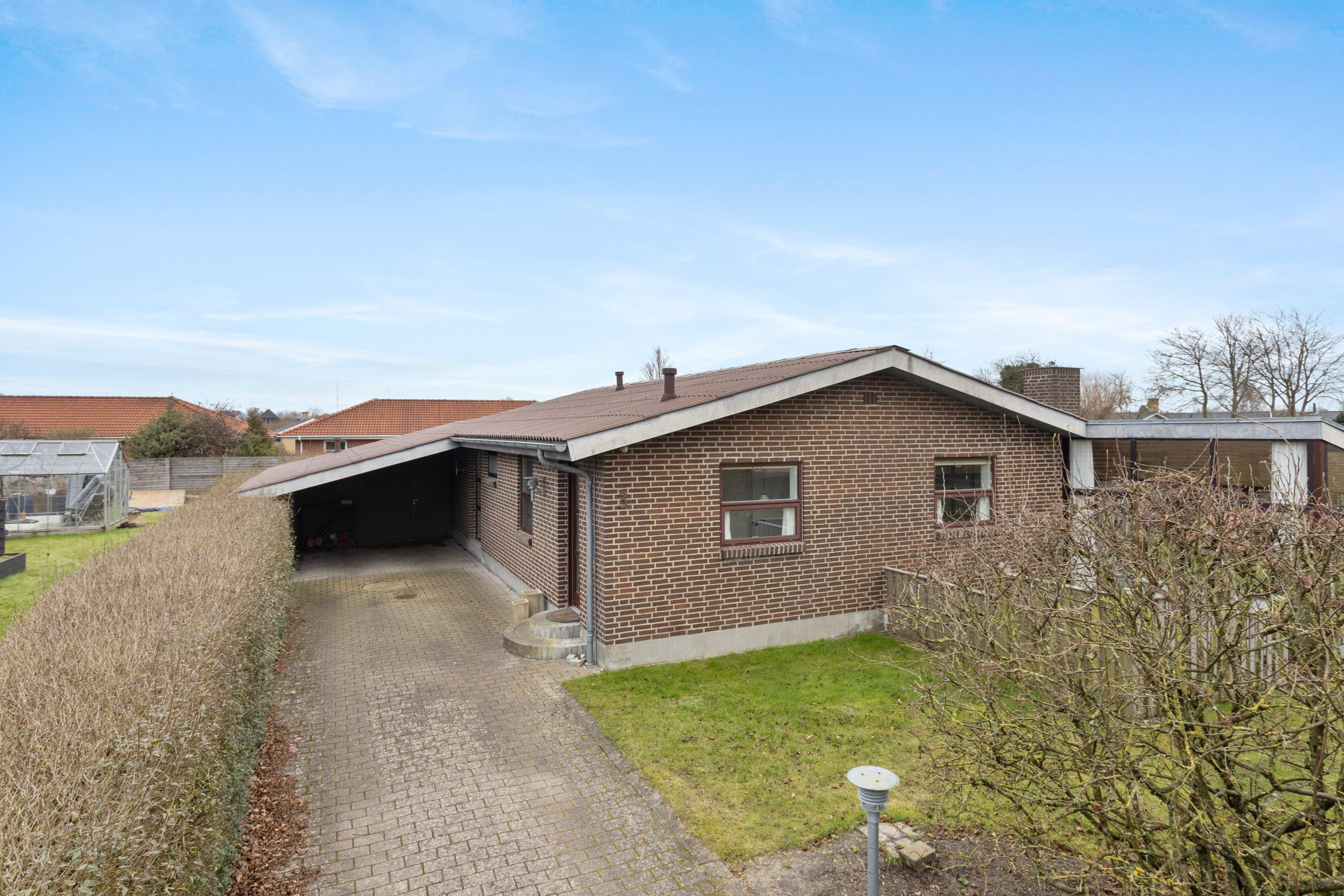 Til salg hos Mæglerhuset - Aabybro: Spændende villa i roligt kvarter i Aabybro