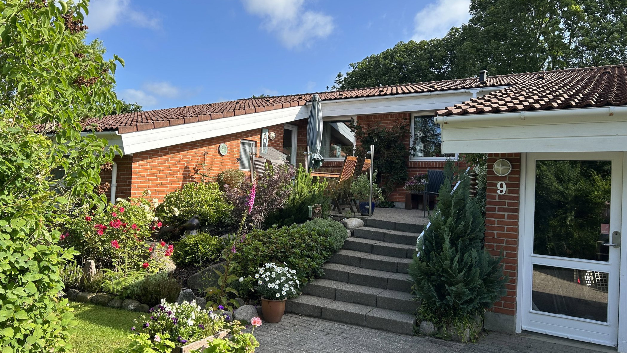 NY PRIS: Spændende hus med forskudt stue og skøn lukket have