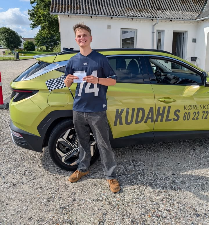 Kudahls Køreskole ønsker Karl tillykke med kørekortet