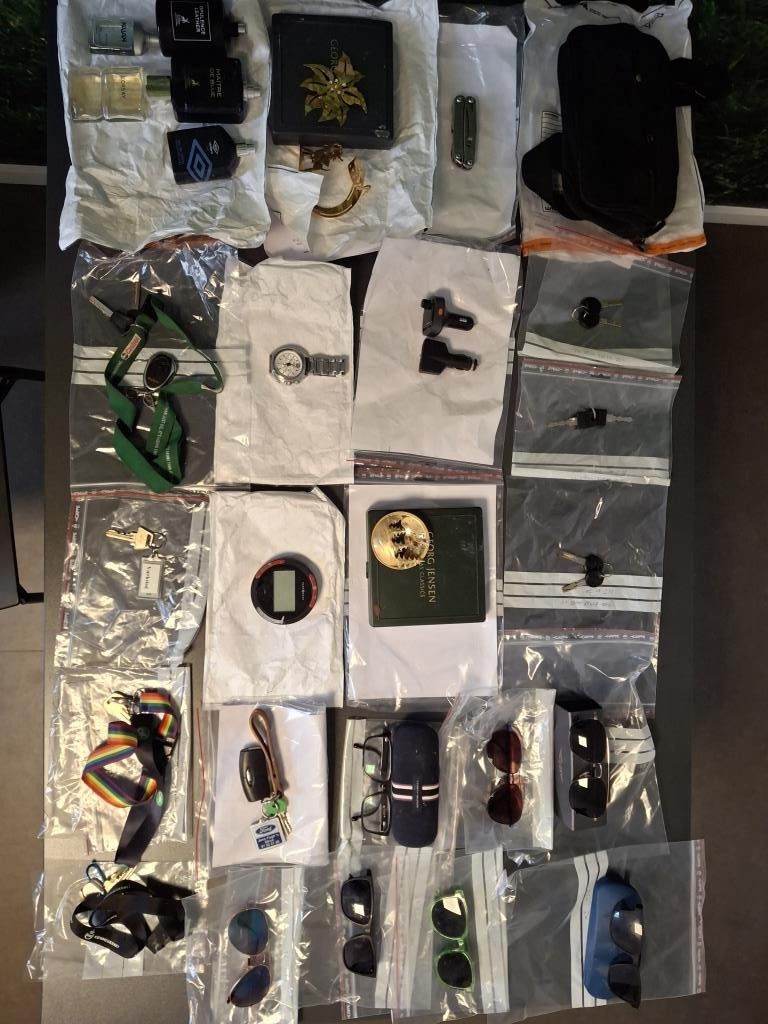 Hurtigt opklaringsarbejde førte fra stjålet knallert til koster fra indbrud i biler