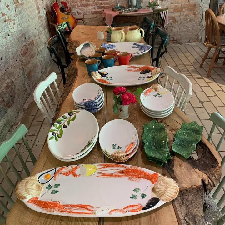 Fru Hansens Butik & Café præsenterer ny italiensk håndmalet keramik grøn, perfekt til gaver eller selvforkælelse