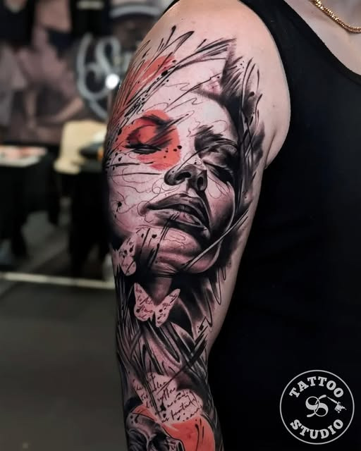 Tattoo Studio 96 Aarhus viser sleeve af Alejandro med realisme og abstrakte elementer