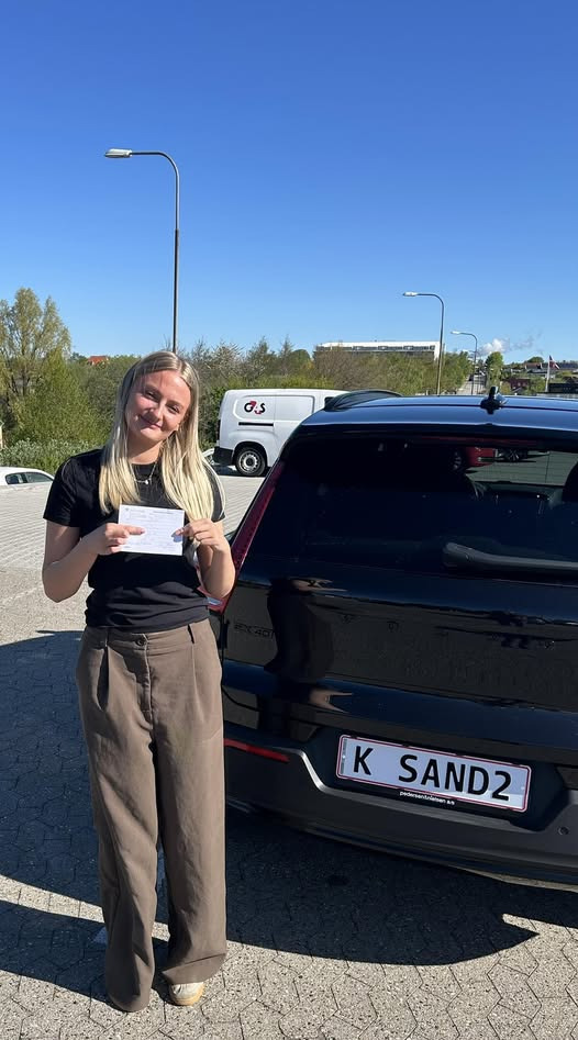 Kenneth Sand Køreskole fejrer Fraya Møller Simonsens beståede køreprøve i første forsøg