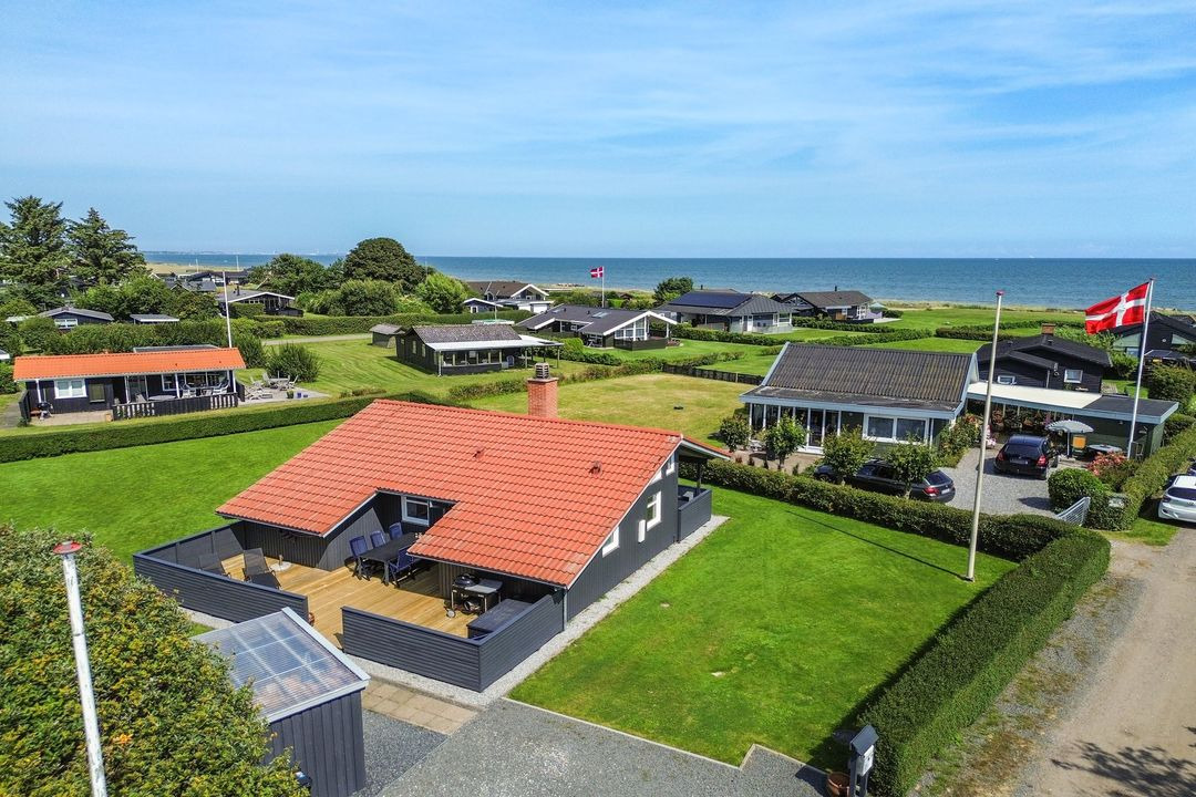 Velbeliggende sommerhus ved Sæby Nordstrand med udsigt over Kattegat fra Mæglerhuset Sæby