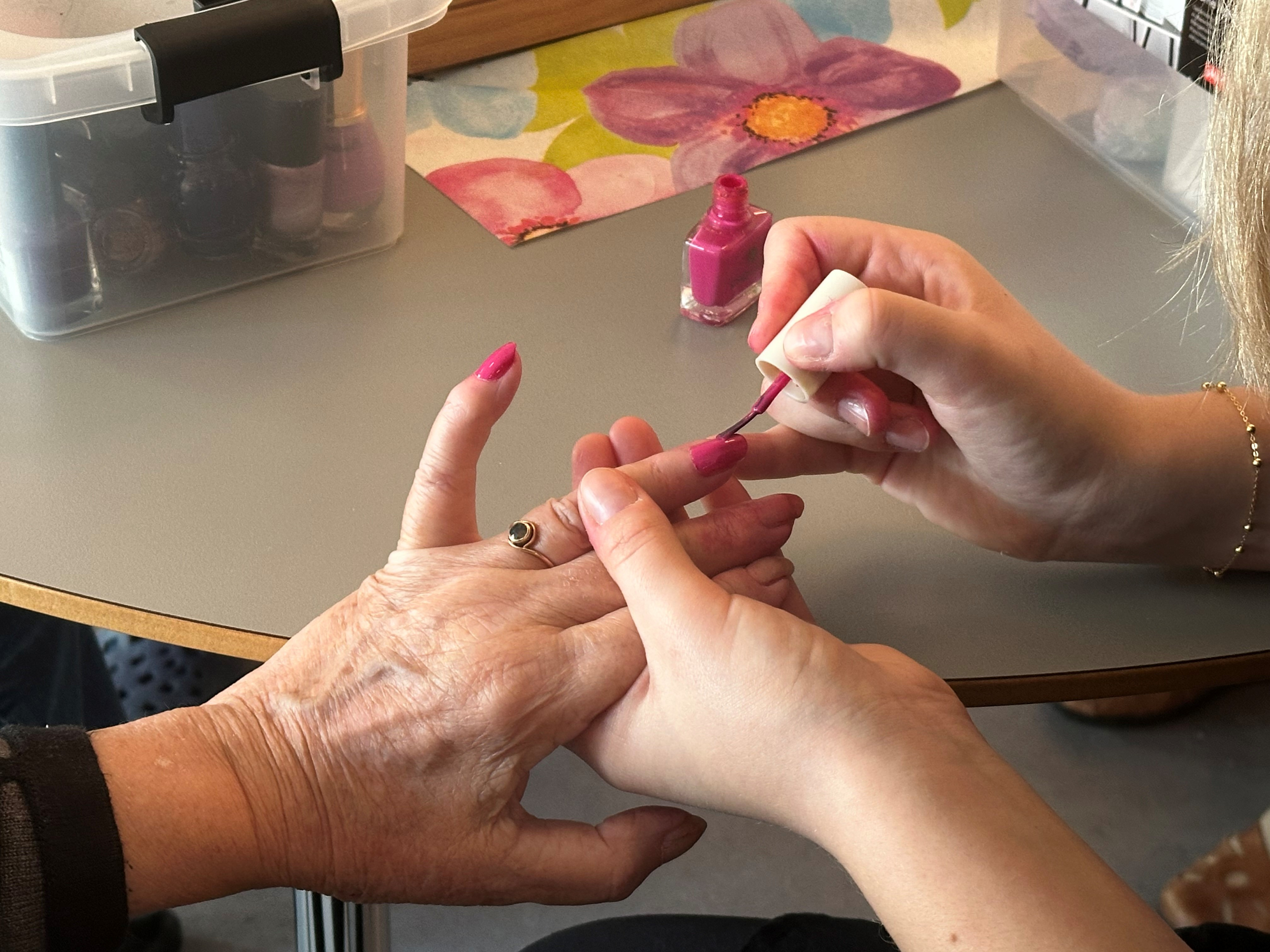 16-årige Freja laver neglesalon for ældre
