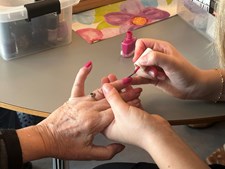 16-årige Freja laver neglesalon for ældre