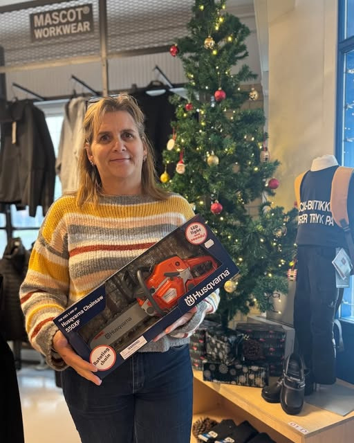 SB Lindgaard præsenterer Husqvarna børne-motorsav som årets julegaveidé