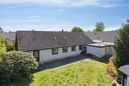 Nyhed fra John Frandsen Herning: Stor etplansvilla med renoveringsmuligheder til salg i Snejbjerg