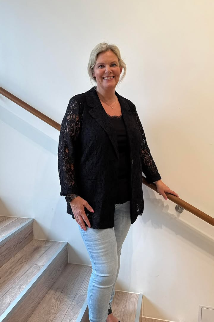 Ny sending af den populære blonde blazer fra Kaffe Curve hos Only Curves