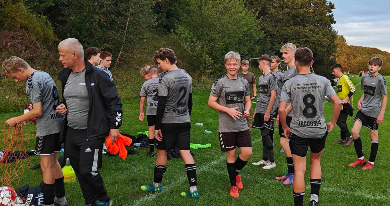 SMIFF-træner varsler om ændringer efter ydmygende nederlag: “Skal spillerne have en anden på min post?“