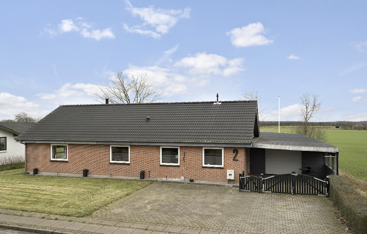 Renoveret bolig med udsigt over marker