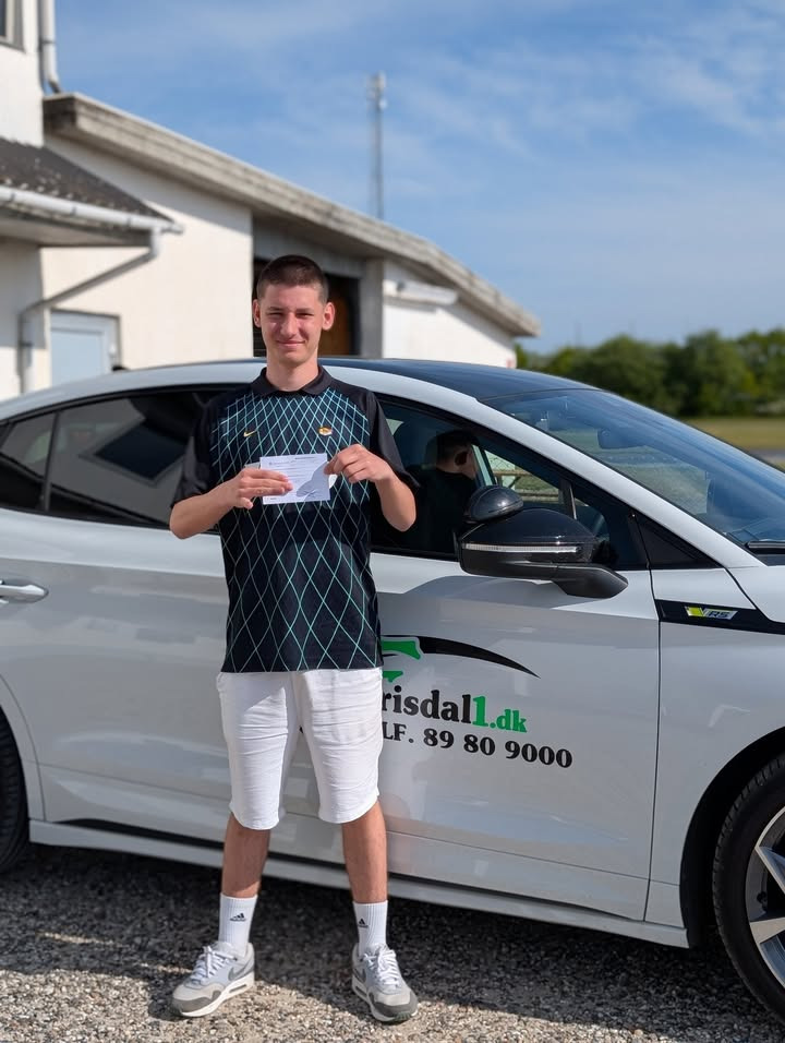 Frisdal Køreskole I/S fejrer Samirs nye kørekort og ukuelige succes