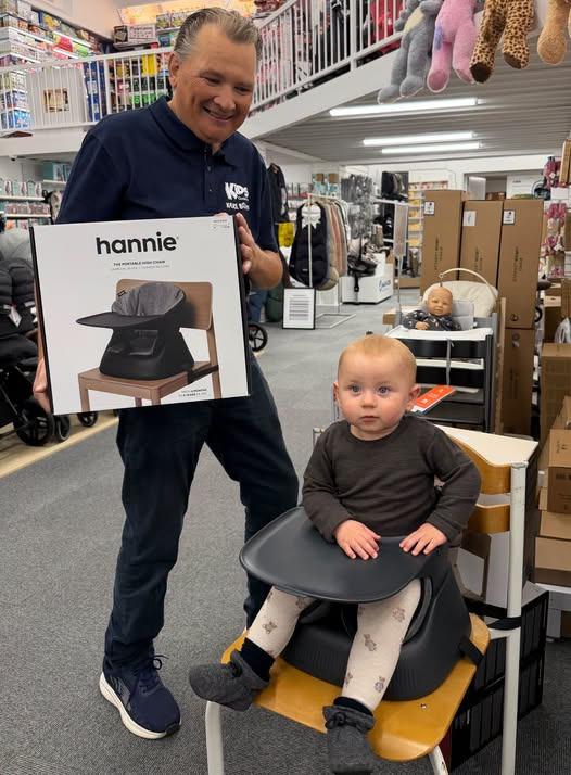 KiDS Coolshop viser HANNIE transportable højstol til familien på farten