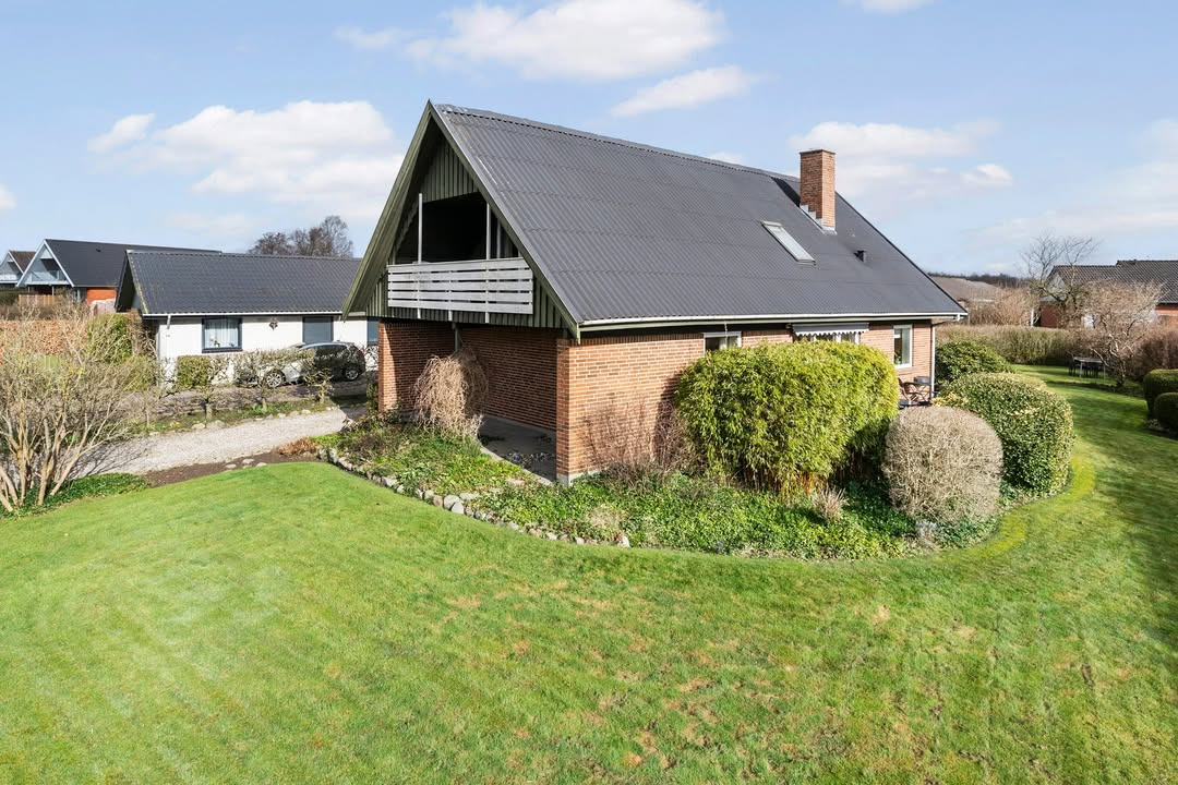 Velholdt villa for enden af lukket vænge præsenteres af EDC Hedensted