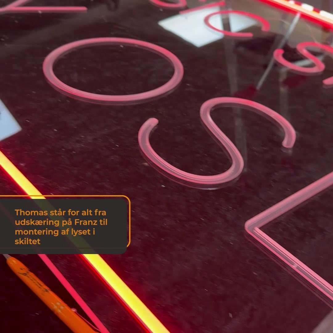 Oplev LED-magien hos Skrannies Skilte & Reklame ApS – et kig bag kulisserne