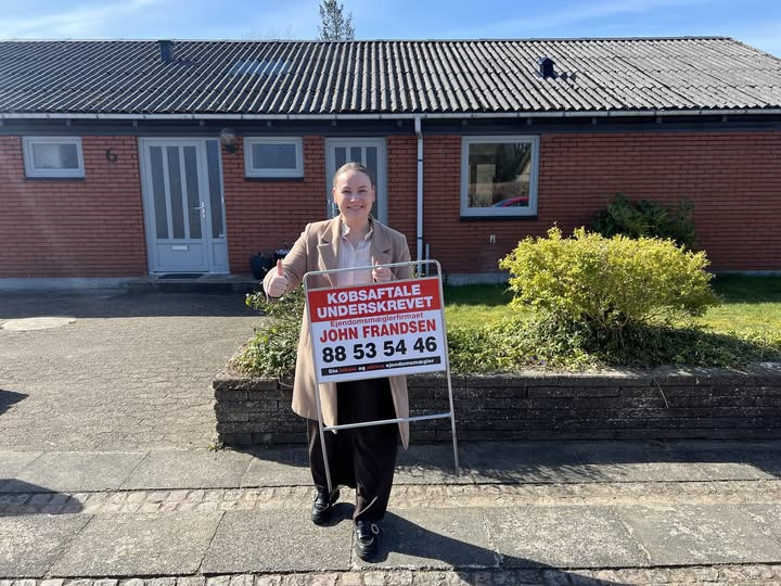 John Frandsen Herning underskriver købsaftale i Kibæk