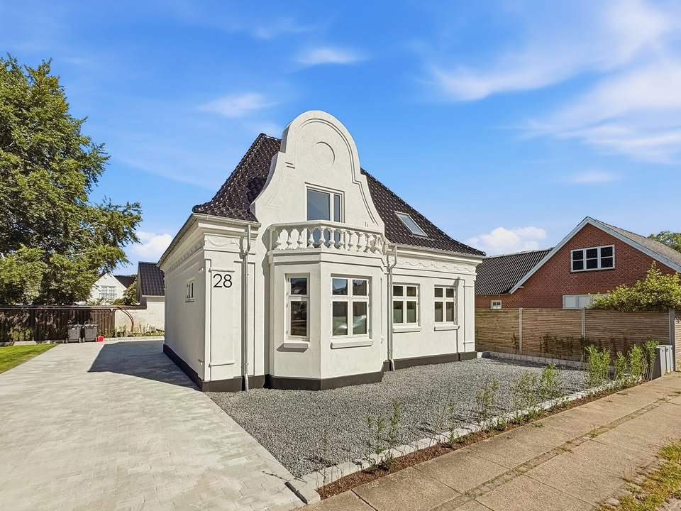 Mæglerhuset præsenterer ny pris på gennemrenoveret patriciervilla i Hjallerup