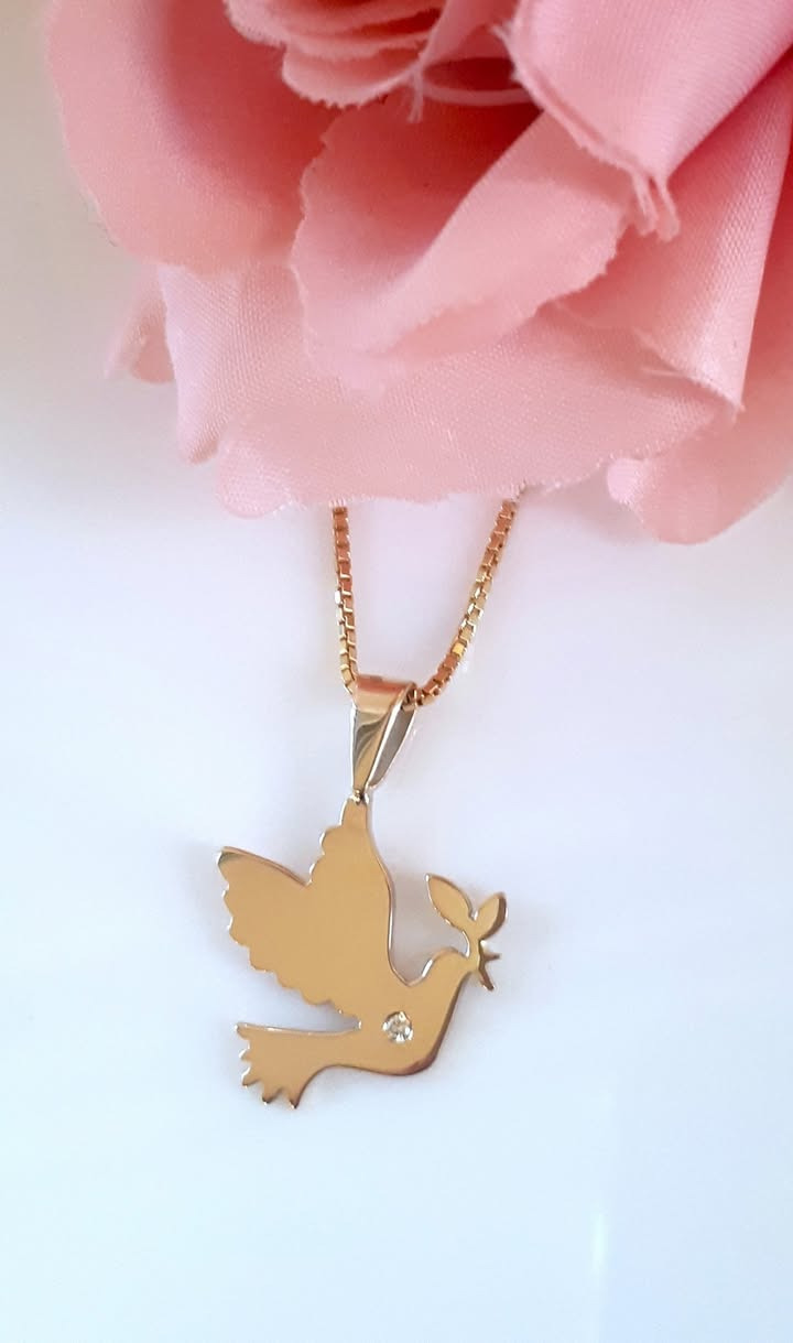 Smykkedesigner Helga Winther skaber mindeværdigt vedhæng af vielsesringe og fredsdue-symbolik