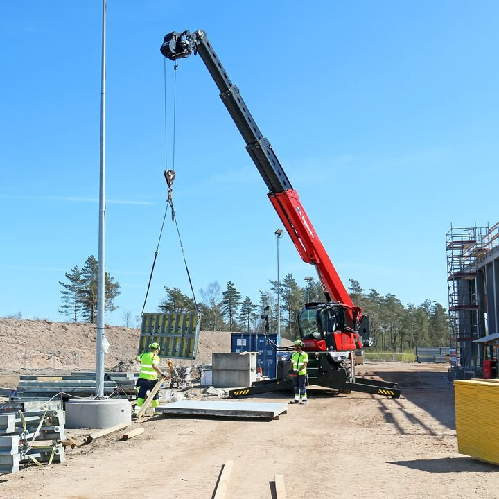 SCANTRUCK A/S har Manitou-teleskoplæssere med på byggeriet af ny ammunitionsfabrik
