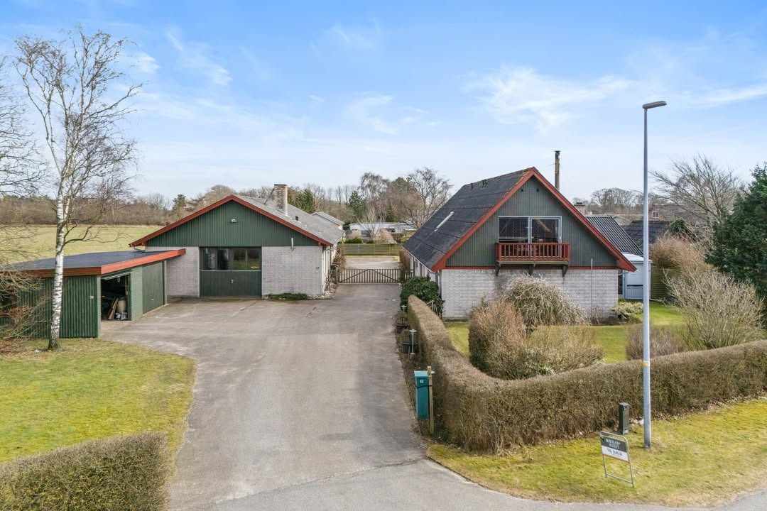 Mæglerhuset annoncerer ny pris på rummelig villa i Tylstrup
