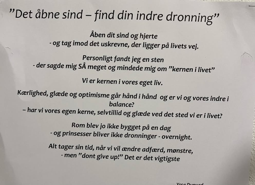 Yrsa Dunvad fejrer mors dag med dronningekrus hos Midtjyllands kunstcenter