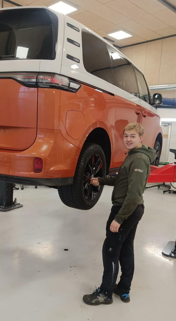 Tidligere fejedreng Malte i praktik hos Tårs Autoteknik i denne uge