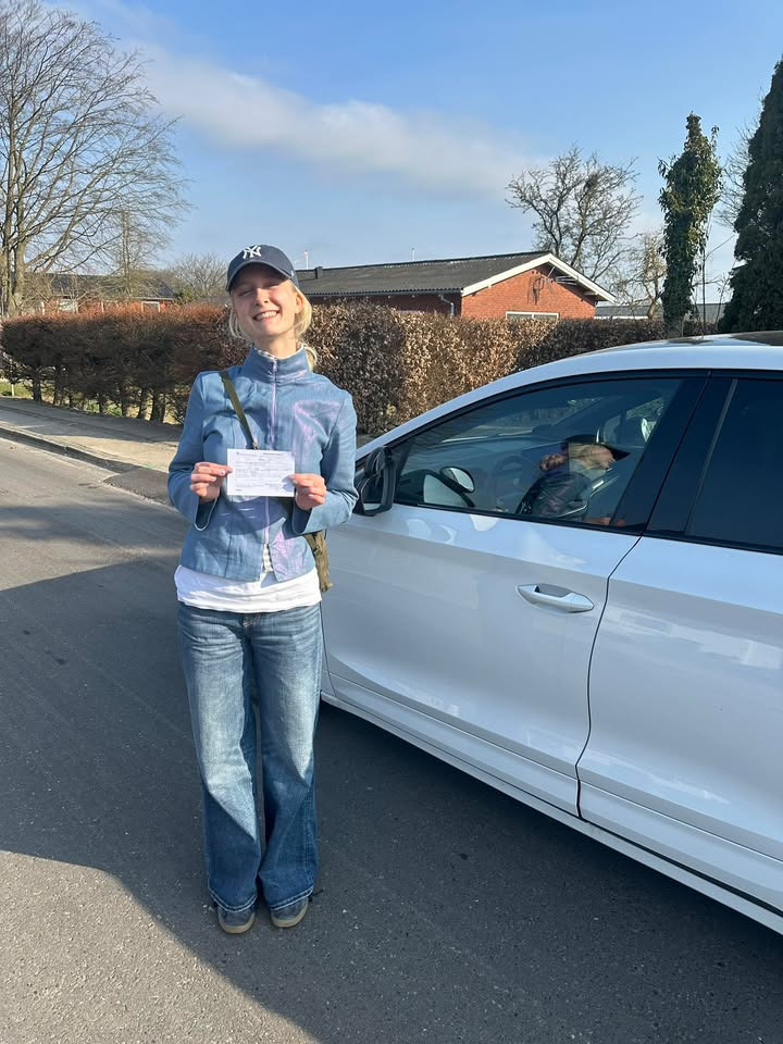 Wilma Petersen klarer køreprøven i første forsøg hos Frisdal Køreskole