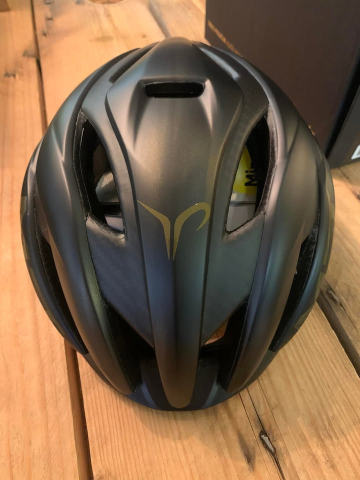 Birks Bike Shop ApS præsenterer MET landevejshjelm i Tadej Pogačar edition