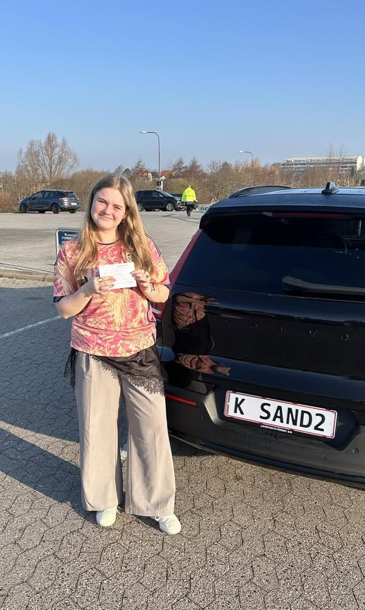 Kenneth Sand Køreskole fejrer Claras beståede køreprøve i første forsøg
