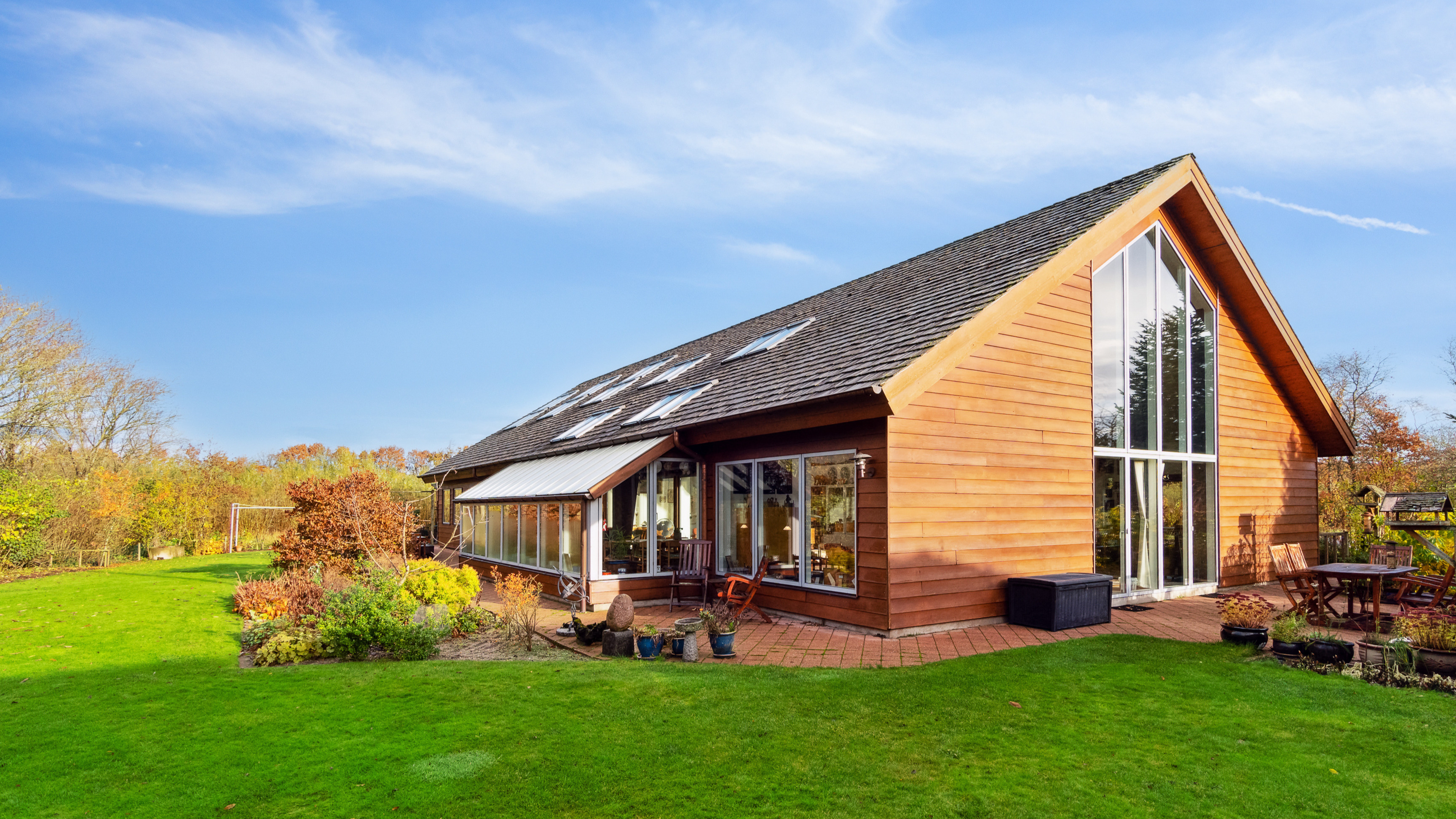 Unikt træhus i Sunds – højt til loftet, store rum og bæredygtige materialer