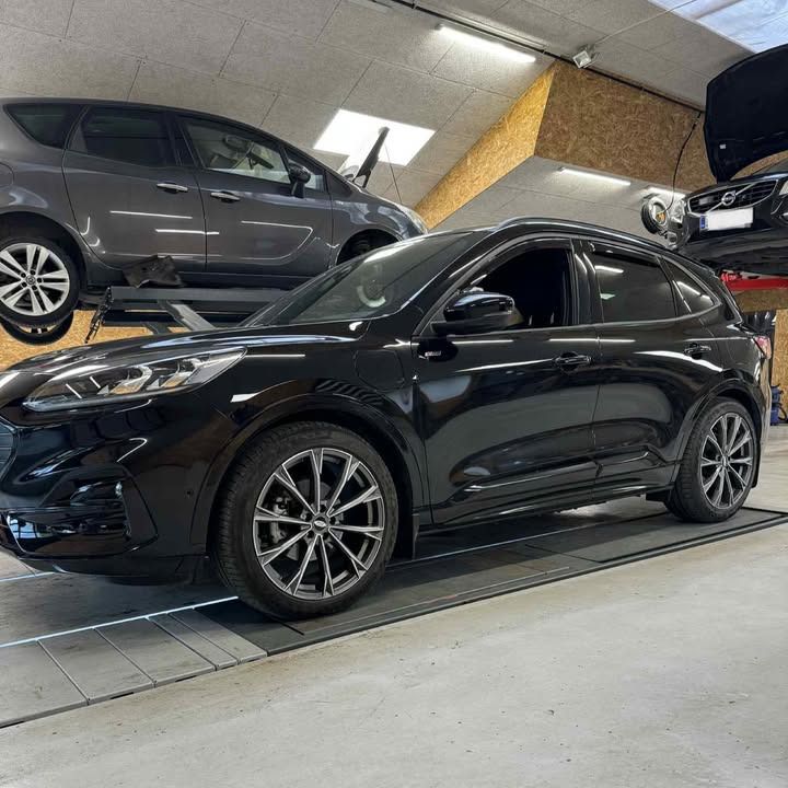 Autotekniker Kim Skytthe forbedrer køreoplevelsen med sænkning af Ford Kuga Hybrid