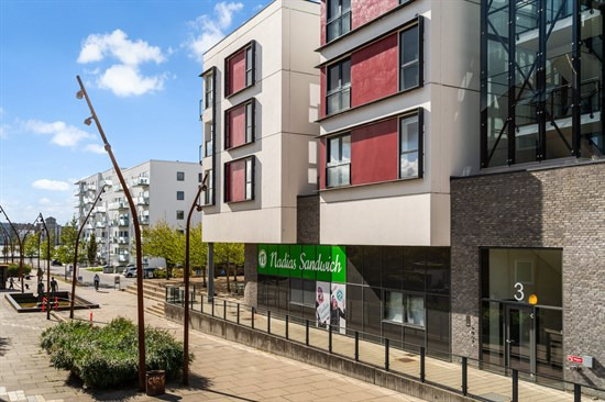 Rummelig lejlighed i ejendom fra 2009 med gratis parkering og kæmpe tagterrasse