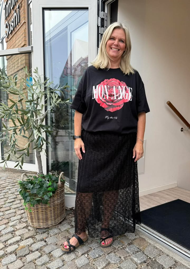 Only Curves præsenterer elegant blondeskirt til enhver lejlighed