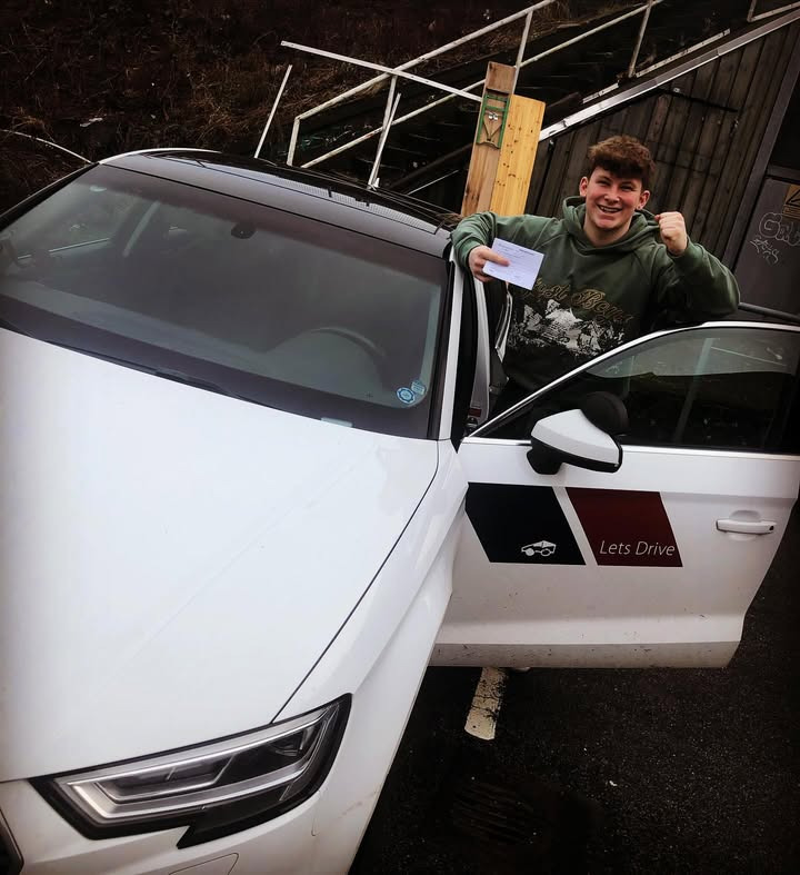 Lets Drive fejrer Alfreds succes med kørekortet i første forsøg