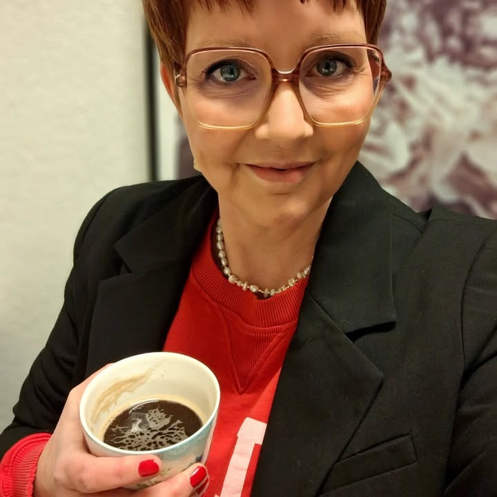 Lux By Jakobsen præsenterer mandagens look med BALL sweat og SOFT REBELS blazer